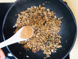 香菇牛肉酱,再加一勺花椒粉，继续翻炒均匀