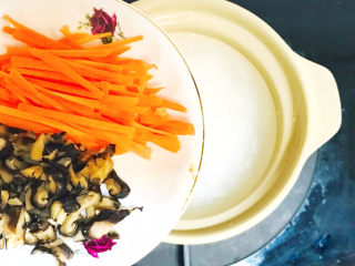 香菇滑鸡粥,投入香菇和胡萝卜