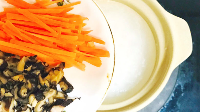 香菇滑鸡粥,投入香菇和胡萝卜