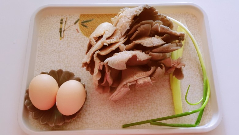 平菇炒鸡蛋,食材准备好