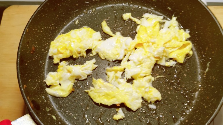 平菇炒鸡蛋,起油锅 放入食用油  倒入鸡蛋液  翻炒成大块