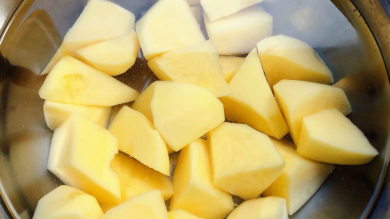 鸡腿炖土豆,土豆切成大小均匀的块状放入清水中浸泡十分钟去掉多余的淀粉