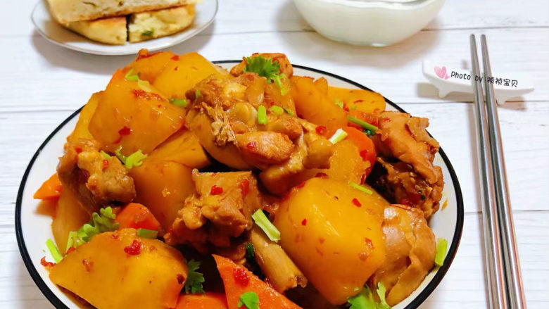 鸡腿炖土豆,搭配葱花饼和牛奶一起吃营养丰富