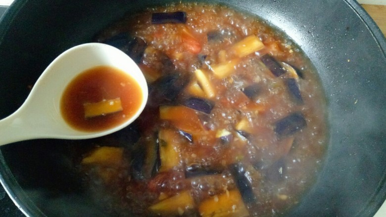 茄子焖面,大火煮开，盛出一碗汤汁备用