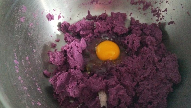 紫薯玫瑰花卷,加入一个鸡蛋。