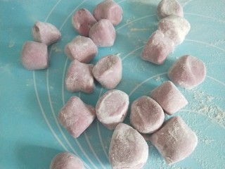 紫薯玫瑰花卷,切成小剂子。