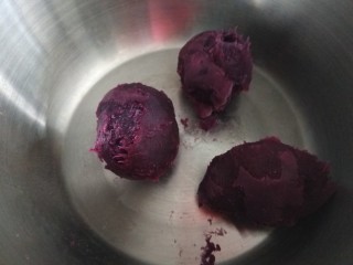 紫薯玫瑰花卷,紫薯三块去皮。