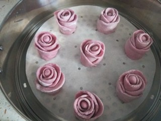 紫薯玫瑰花卷,放入蒸锅。