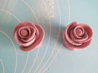 紫薯玫瑰花卷,整理一下花瓣。