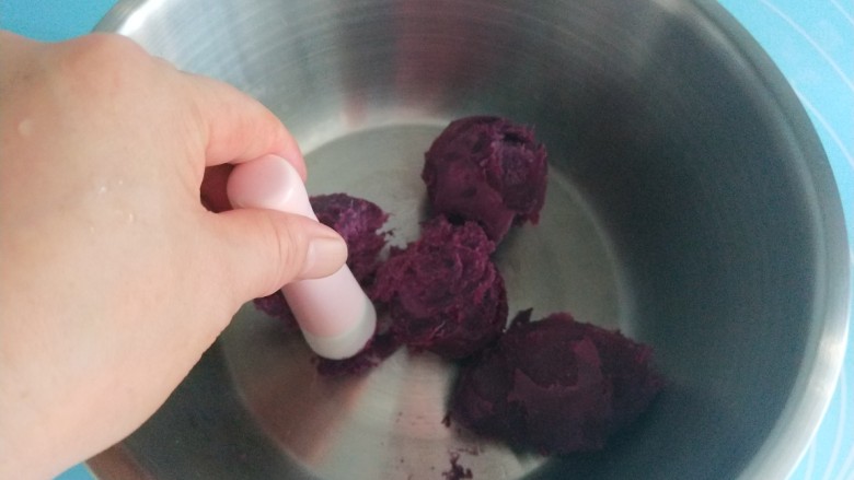 紫薯玫瑰花卷,压成泥。