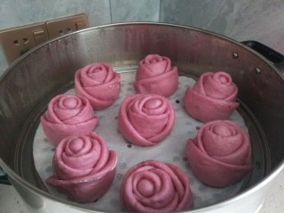 紫薯玫瑰花卷,蒸好了非常好吃。
