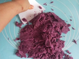 紫薯玫瑰花卷,在用刮刀反复搓一下。