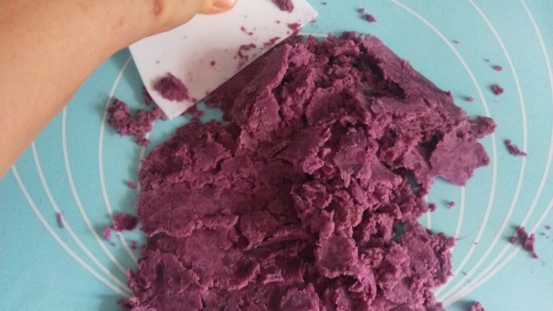 紫薯玫瑰花卷,在用刮刀反复搓一下。
