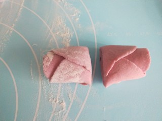 紫薯玫瑰花卷,中间切开分成两个。