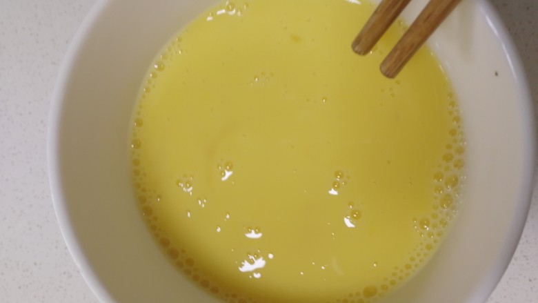 平菇炒鸡蛋,加一汤匙清水打散。