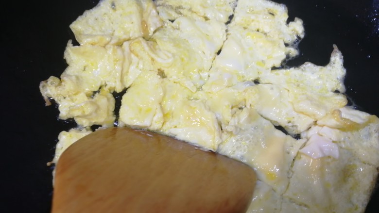 平菇炒鸡蛋,热锅倒入适量倒入蛋液，文火煎至蛋液凝固，用铲子切小块。