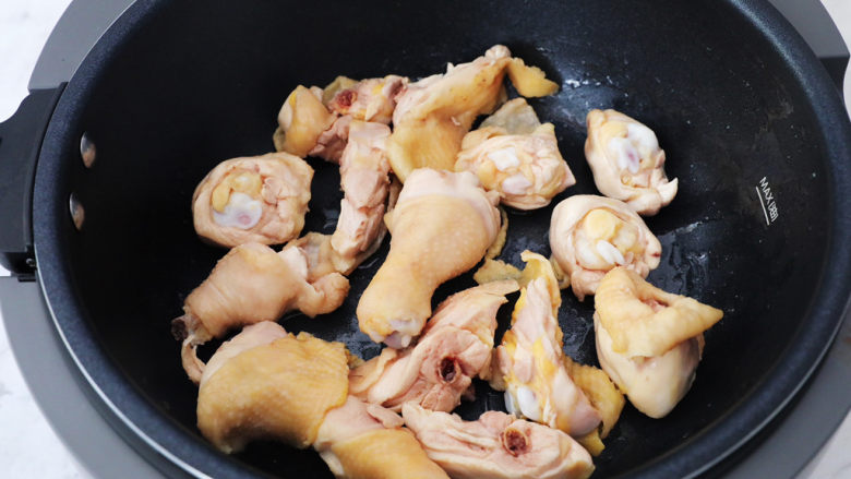 鸡腿炖土豆,炒菜机倒入适量的食用油，再放入鸡腿