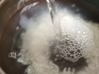 香菇滑鸡粥,大米淘洗干净，加入水大火煮开，然后改小火煮成白粥。其间要不时搅动，防止糊锅。