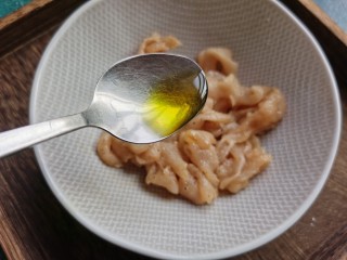 香菇滑鸡粥,加入食用油。
