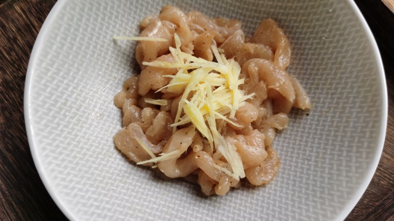 香菇滑鸡粥,加入姜丝，用手抓匀，腌制15分钟左右，让鸡胸肉入味。