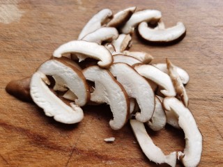 香菇滑鸡粥,香菇剪去根部洗净，切成薄片。