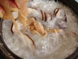 香菇滑鸡粥,然后加入腌好的鸡肉片。根据口味再加少许食盐和白胡椒粉。
