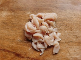 香菇滑鸡粥,鸡胸肉切成肉片。