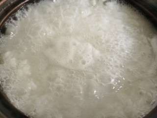 香菇滑鸡粥,当白粥煮至米粒开花粘稠的状态时。