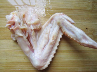 迷迭香烤翅,鸡翅洗净，在反面用刀划几个小口（方便入味）