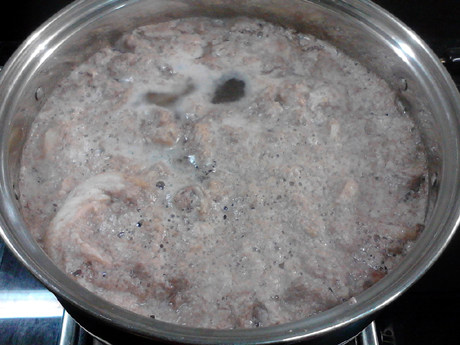 酸菜羊肉,随着水渐渐沸腾，血沫也渐渐浮出水面。再继续煮沸数分钟。