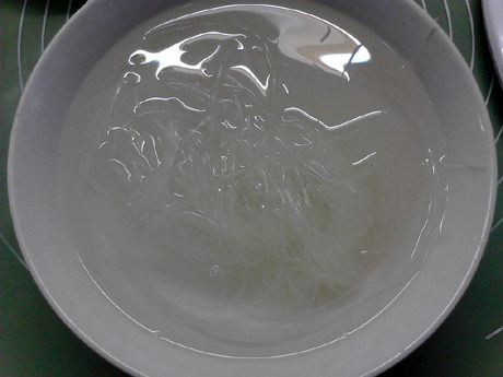 酸菜羊肉,将粉丝剪断，放入清水中浸泡至软。