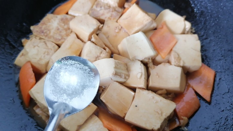 青椒炒豆腐,加入半勺盐调味