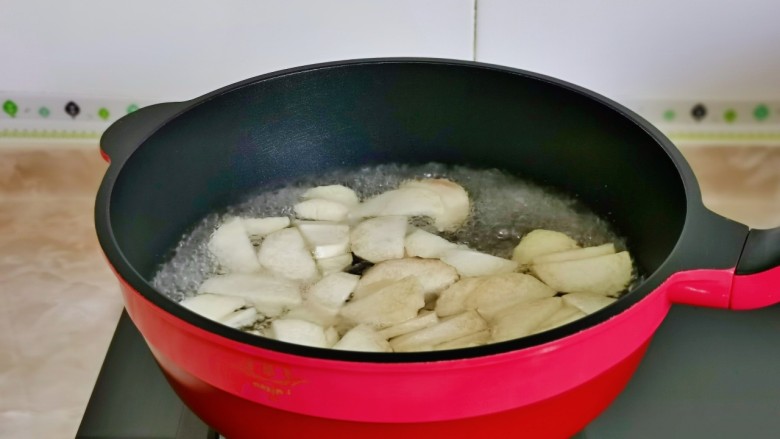香菇炒肉片,杏鲍菇焯水，冷水下锅烧开煮熟，捞出淋干水分备用。
