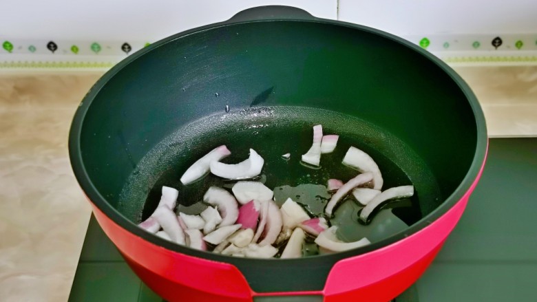 香菇炒肉片,起油锅，加入洋葱煸炒。