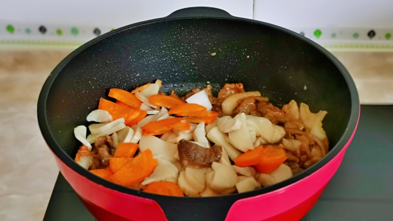 香菇炒肉片,加入胡萝卜与焯的菇类。