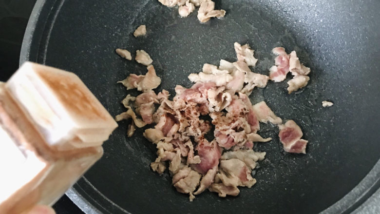 香菇炒肉片,撒少许八角粉；