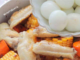天热没食欲？那你一定要试试这份专治没胃口的香辣鸡翅煲！,再放入鸡翅和煮好的鹌鹑蛋翻炒均匀