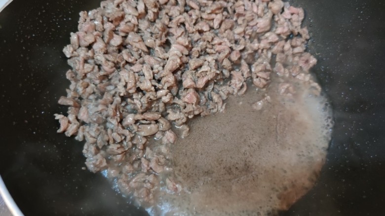 香菇牛肉酱, 锅中加入稍微多一点的油，将牛肉滑至变色，捞出备用