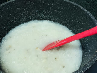 香菇滑鸡粥,盖住锅盖，注意避免溢出，中间要搅拌一下