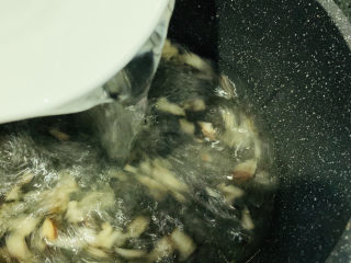 香菇滑鸡粥,加入适量清水