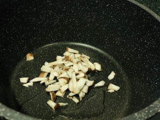 香菇滑鸡粥,锅加少许油，加香菇