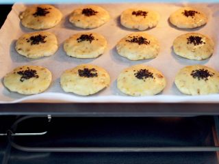 百吃不厌经典的老式桃酥,烤箱提前180度预热10分钟，把做好的核桃酥胚，放入柏翠PE3040烤箱中层。