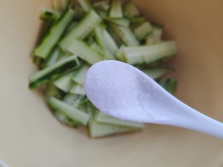 黄瓜拌猪耳朵,将黄瓜切成薄片，放入大碗，然后加少许细盐