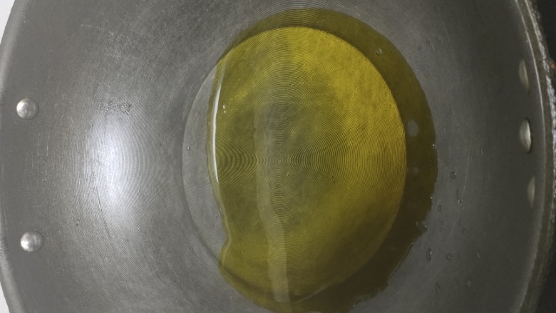 平菇炒鸡蛋,锅中倒入适量的菜籽油