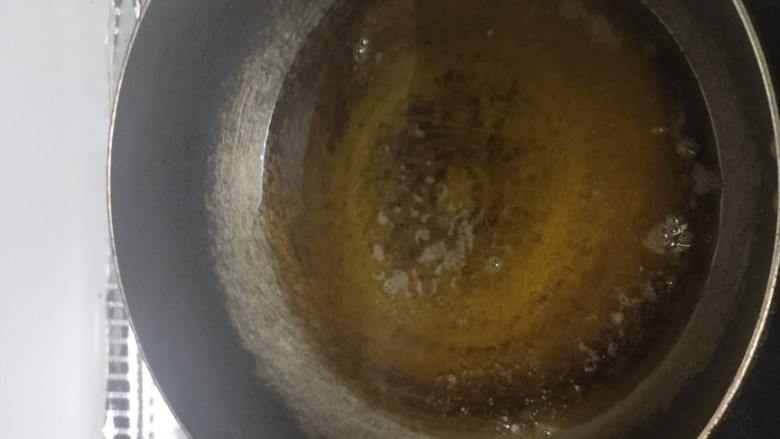 茄子焖面,锅中放入适量的色拉油