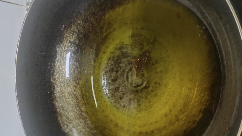 茄子焖面,锅中倒入适量的菜籽油