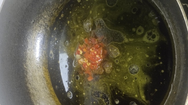 茄子焖面,倒入适量的辣椒酱