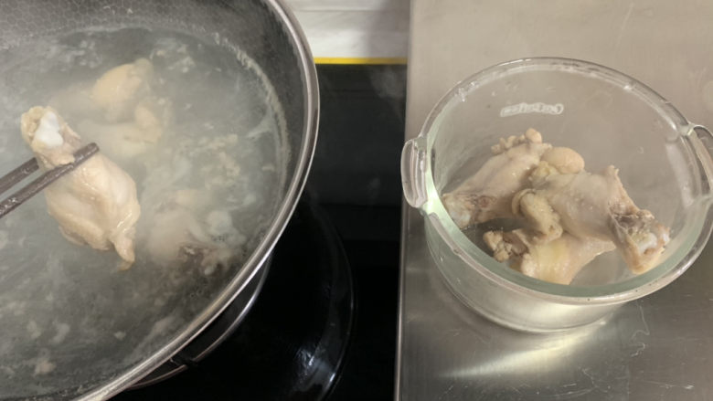 鸡翅根炖土豆南瓜,水开5分钟后取出备用。