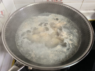 鸡翅根炖土豆南瓜,煮沸后煮5分钟。