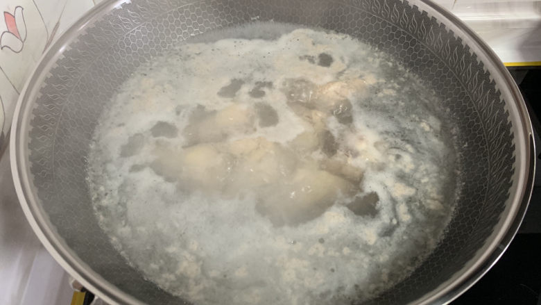 鸡翅根炖土豆南瓜,煮沸后煮5分钟。